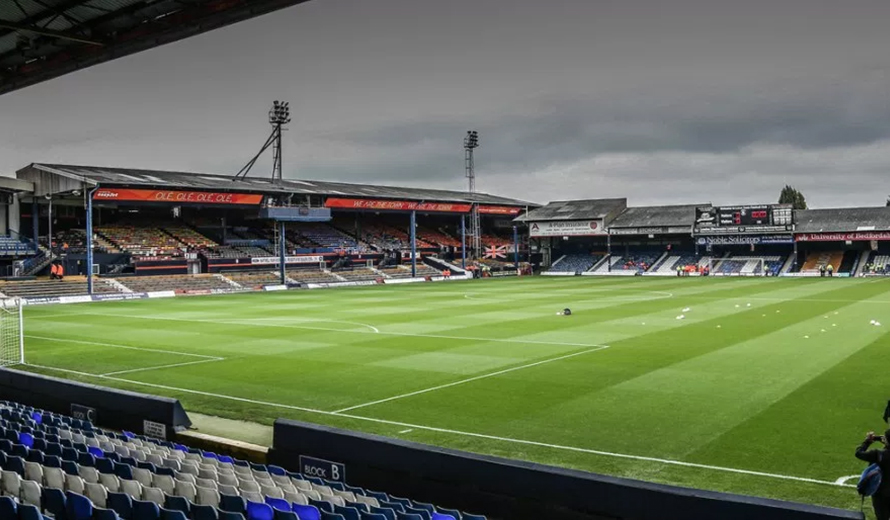 Curiosidades PL on X: O Kenilworth Road, estádio do Luton Town