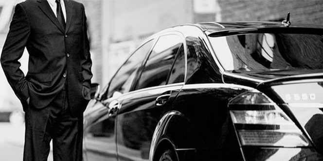 Taking a taxi that is waiting outside Luton airport at the rank
may seem like the quickest